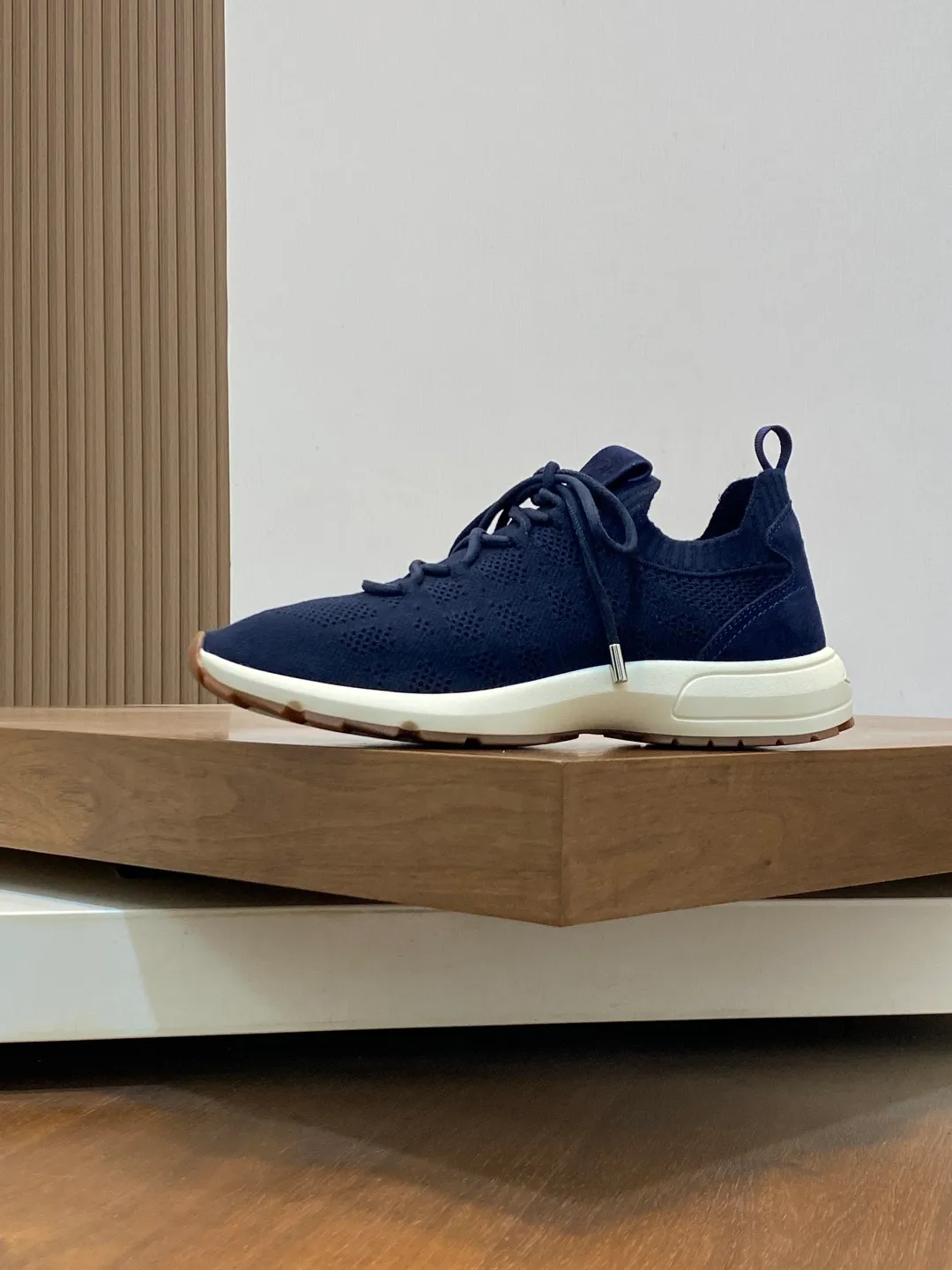 Men's shoes 💰620 Dior's latest men's fashion sneakers. This item draws inspiration from retro jogging shoes. Featuring a thick, low-top design, it features a mesh fabric upper and an ultra-light rubber foam sole. The side is decorated with an embossed "Di~r" logo. Code number: 39-44 (order 38, 45, 46)